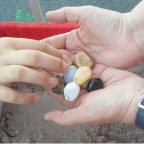 Edelstein-Schürfen für Kinder auf dem Dorfffest
